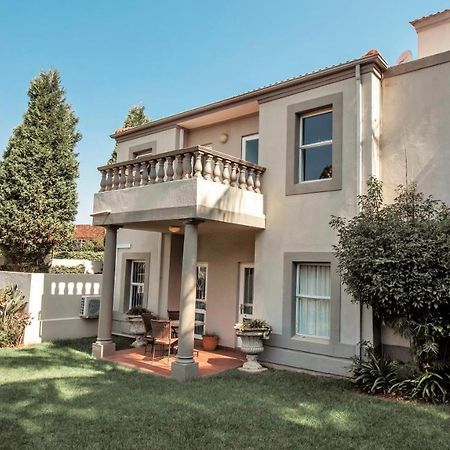 Villa Via Executive Suites With Power Back-Up ساندتون المظهر الخارجي الصورة